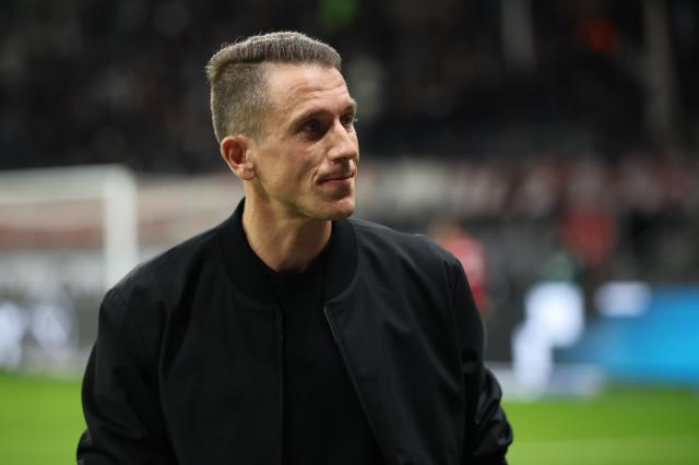 VfL Wolfsburg coach Daniel Bauer looks on ahead of the match against Eintracht Frankfurt, 30. November 2025.