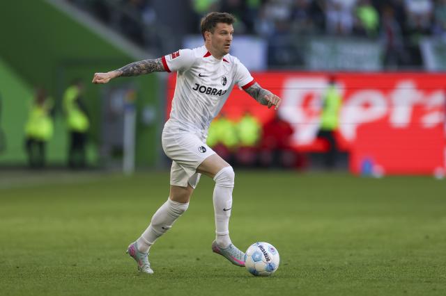 SC Freiburg full-back Lukas Kübler with possession of the ball at the Volkswagen Arena in Wolfsburg, 26. April 2025.