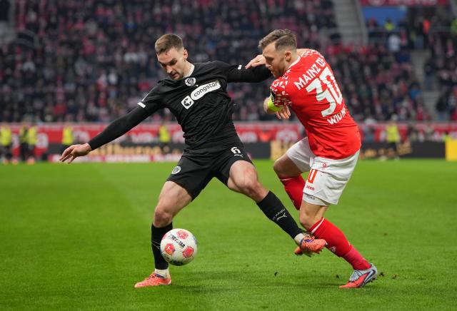 James Sands of St. Pauli battles with Silvan Widmer of Mainz 05 during the Bundesliga match between  Mainz 05 and St. Pauli 