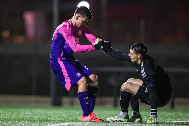 Hungarian goalkeeper Áron Yaakobishvili (right) and German striker Robert Ramšak shake hands, 18. November 2024.
