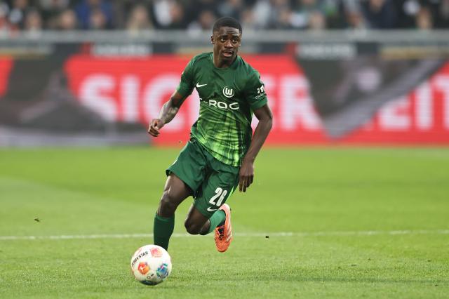 VfL Wolfsburg right-back Saël Kumbedi during the match against Borussia Mönchengladbach, 13. December 2025.