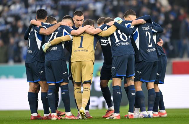 Hoffenheim players huddle prior to the Bundesliga match vs. HSV at PreZero-Arena on Dec 13, 2025