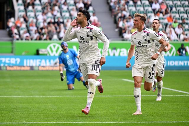 Mainz players celebrating.