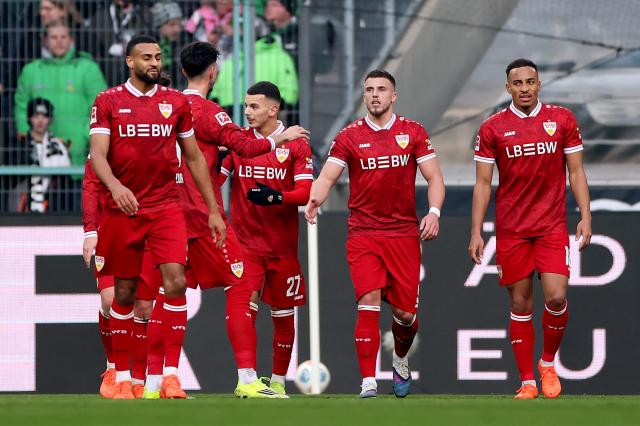 Leweling scores away from home again