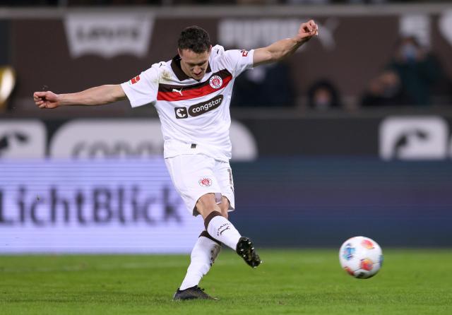 Martijn Kaars steps up to score his penalty vs. RB Leipzig - Jan 27 2026
