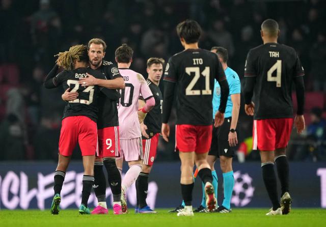 FC Bayern players celebrating.