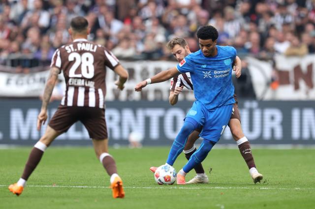 Malik Tillman (B04) battles with Lars Ritzka (FCSP) during a Bundesliga match, 27 Sep 2025