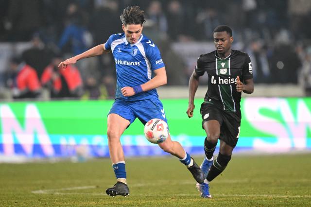 Noel Aseko (right) in action for Hannover