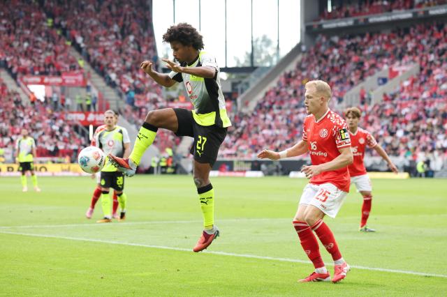 Karim Adeyemi (BVB) battles with Andreas Hanche-Olsen (M05), 27 Sep 2025