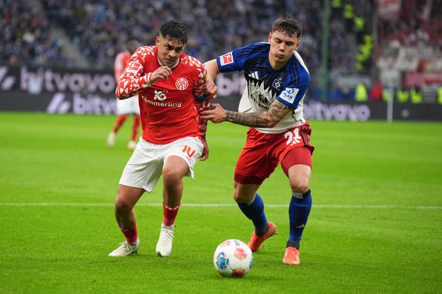 Nadiem Amiri (M05) battles with Nicolai Remberg (HSV) - 05 Oct 2025