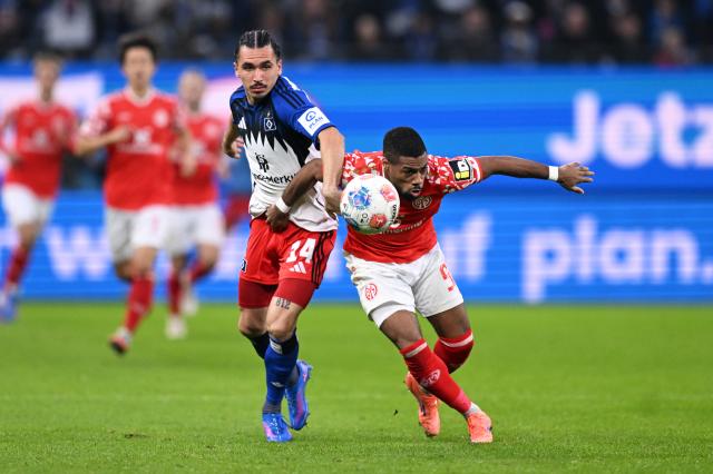 HSV vs. Mainz players in a duel. HSV vs. Mainz players in a duel.