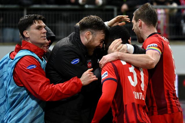 Heidenheim players celebrate Sirlord Conteh’s goal vs. Stuttgart - 22 Feb 2026