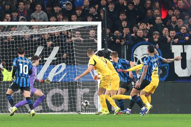 Pašalić scores Atalanta's third goal