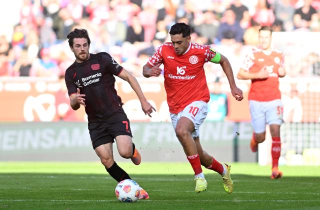 Nadiem Amiri (M05) battles with Jonas Hofmann (B04)