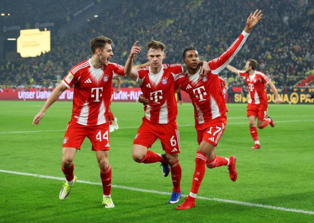 FC Bayern players celebrating.