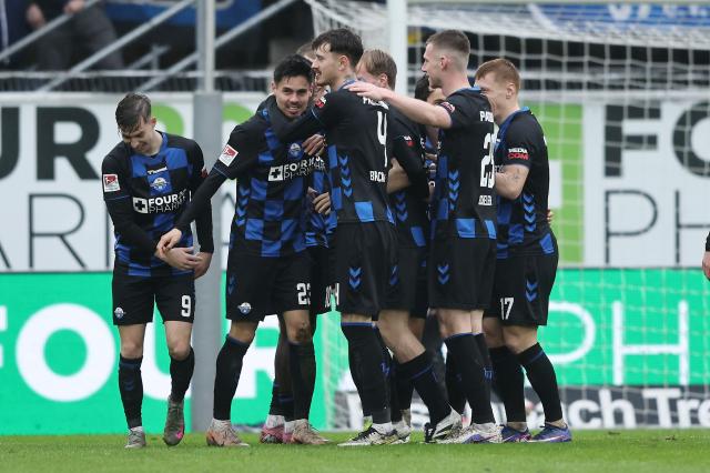 Paderborn celebrate scoring vs. Hertha BSC 