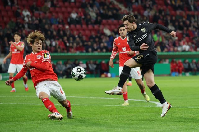 Kaishu Sano (M05) attempts to block a shot from Angelo Stiller (VfB) - 29 Oct 2025 