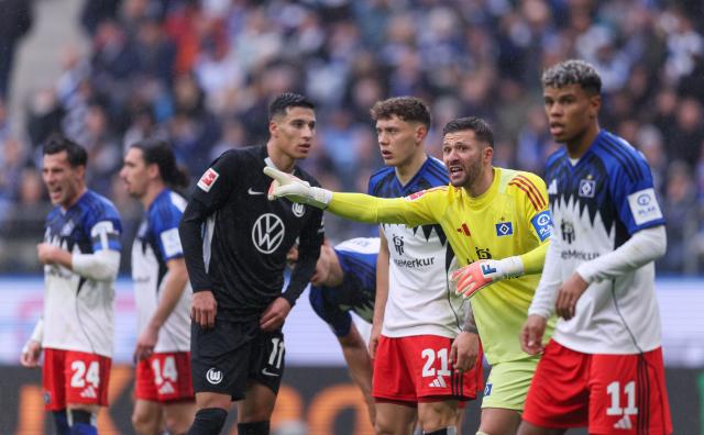 Hamburger SV goalkeeper Daniel Fernandes gives instructions during the match with VfL Wolfsburg, 25. October 2025.