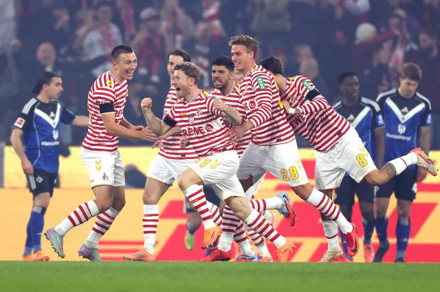 Köln players celebrating against HSV.