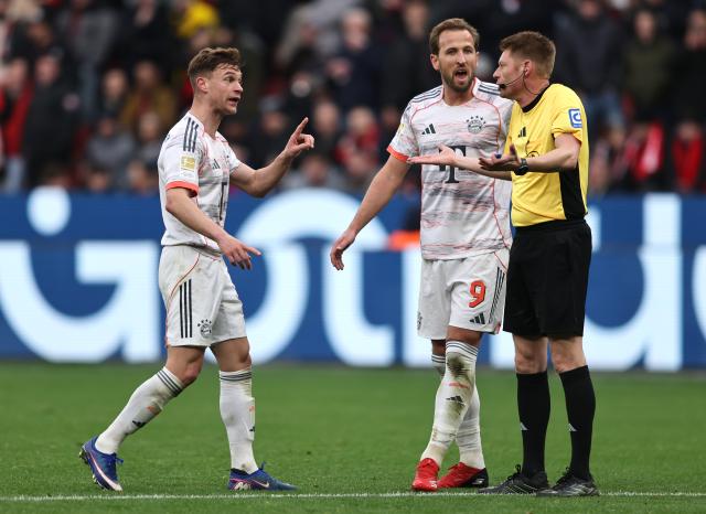 Kimmich confronting the referee during Leverkusen vs. FC Bayern.