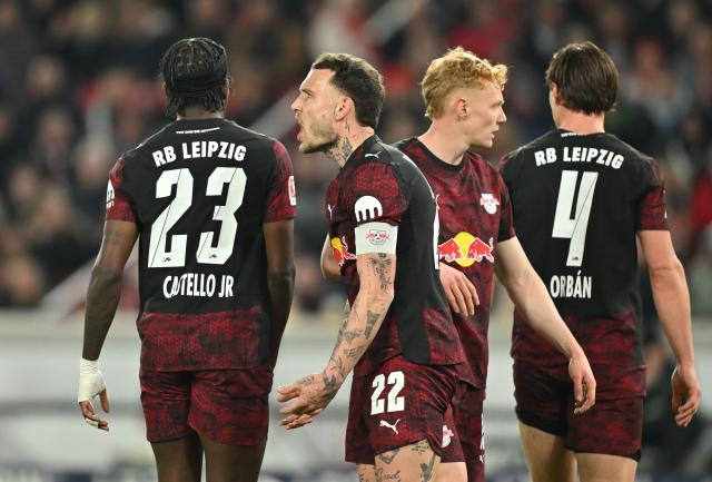 RB Leipzig players angry.