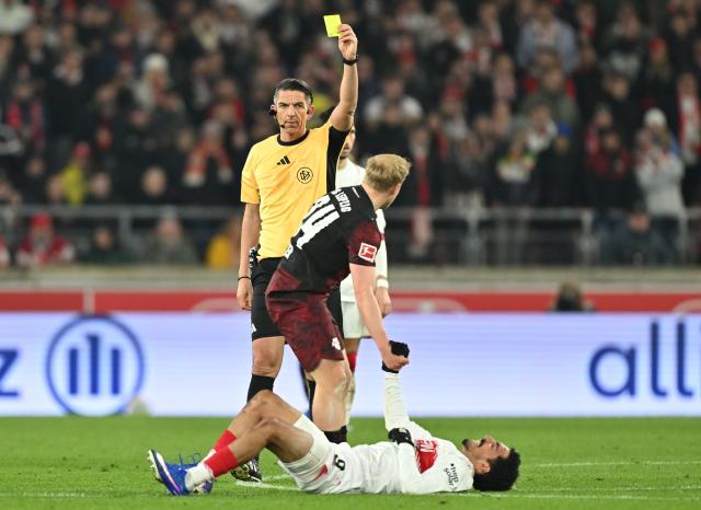 Deniz Aytekin in the game between Stuttgart vs. Leipzig.
