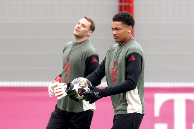 Manuel Neuer and Leonard Prescott in FC Bayern's training session.