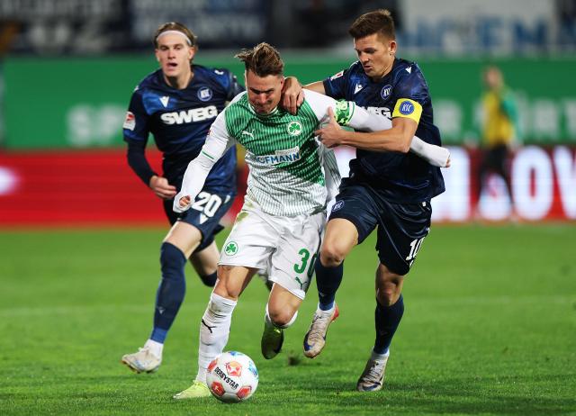 Felix Klaus (SGF) battles with Marvin Wanitzek (KSC) 