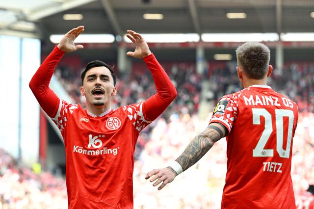Mainz players celebrating.