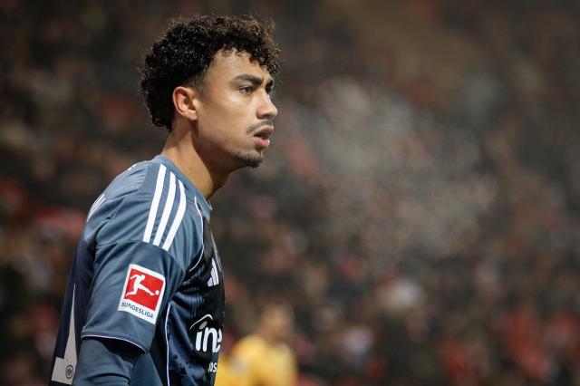 Nathaniel Brown for Eintracht Frankfurt.