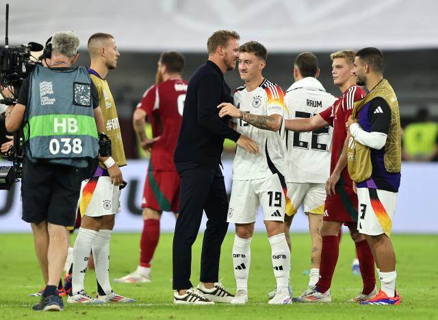 Julian Nagelsmann talking to Angelo Stiller.