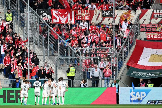Mainz celebrate their first goal away to Hoffenheim, 04 April 2026