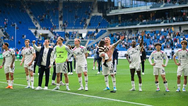 Phillip Tietz and his Mainz teammates celebrate with the fans following the victory over Hoffenheim - 04 April 2026