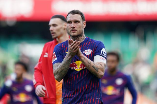 David Raum applauds the fans following RB Leipzig’s victory in Bremen - 04 April 2026