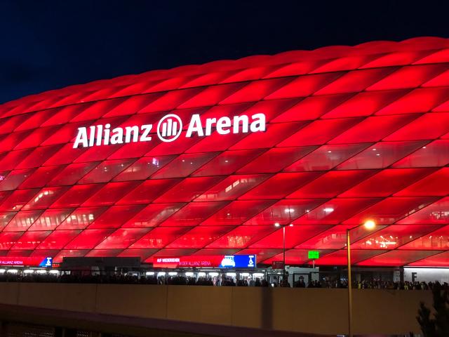 Bayern München and Borussia Dortmund lock horns at Allianz Arena on Saturday.