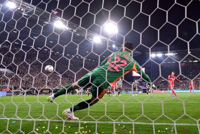 Luca Waldschmidt scores from the spot vs. St. Pauli 