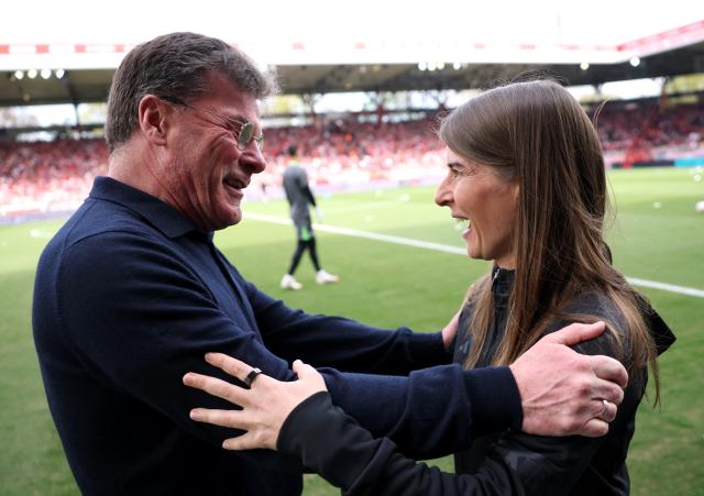 Dieter Hecking greets Marie-Louise Eta before kickoff