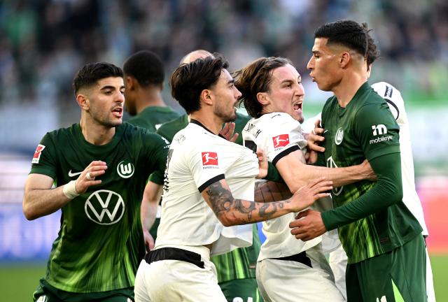 Jens Castrop (Mönchengladbach) and Adam Daghim (Wolfsburg) argue following the former's red card, 25. April 2026.