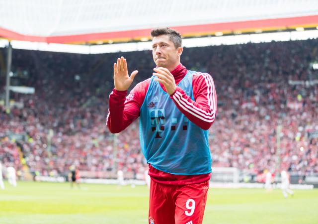 Robert Lewandowski scored a hat-trick against Schalke 04.