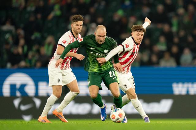 Freiburg and Wolfsburg players in the first encounter of the 2025/26 Bundesliga season.