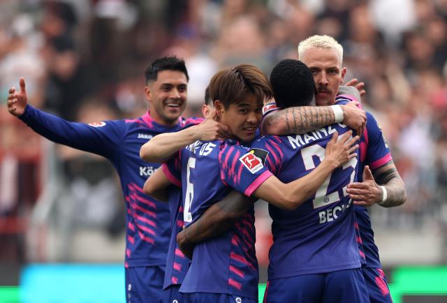Mainz players celebrating.