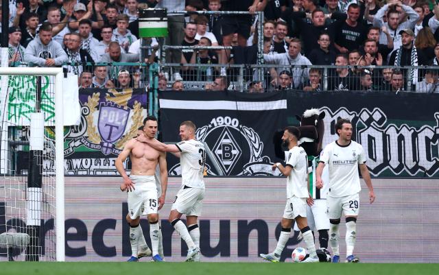 Gladbach players celebrating.