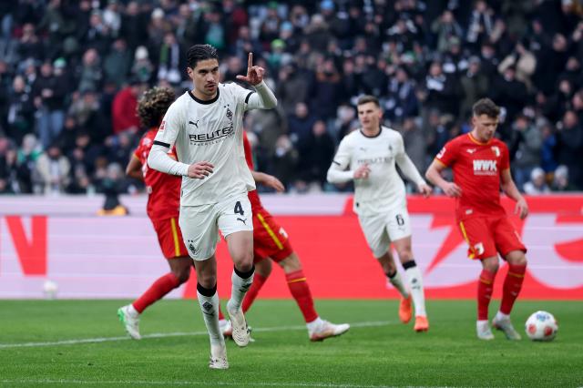 Diks scoring against Augsburg.