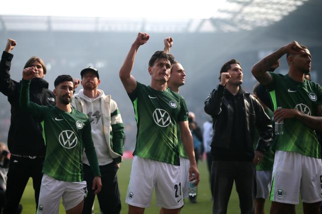 VfL Wolfsburg players after the victory against FC St. Pauli at Millerntor-Stadion, 16. May 2026.