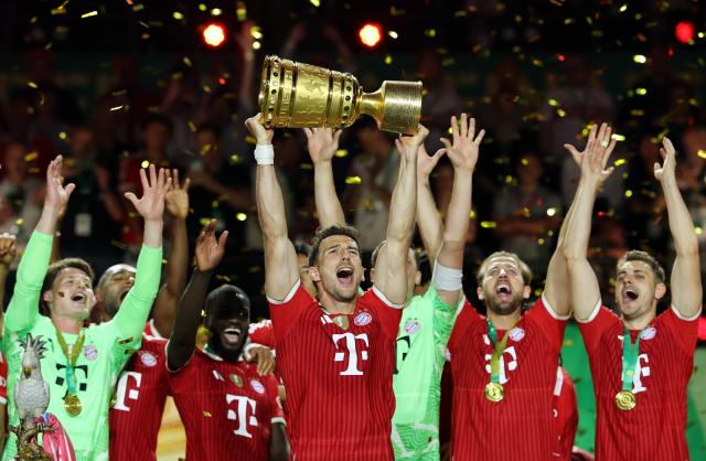 Leon Goretzka lifting the DFB-Pokal.