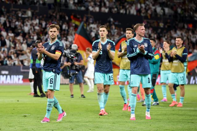 Joshua Kimmich (left).