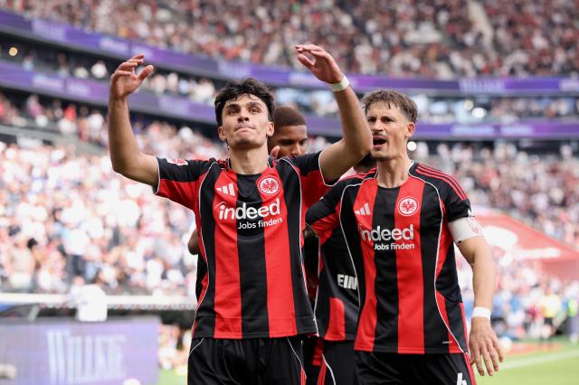 Can Uzun celebrates a goal against Hamburger SV.