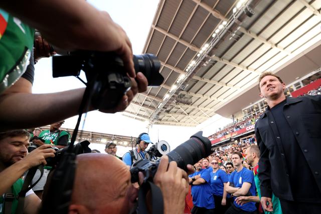Julian Nagelsmann infront of many cameras.