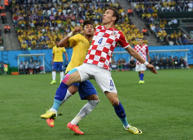 Ivan Perisic battling for the ball with Neymar.