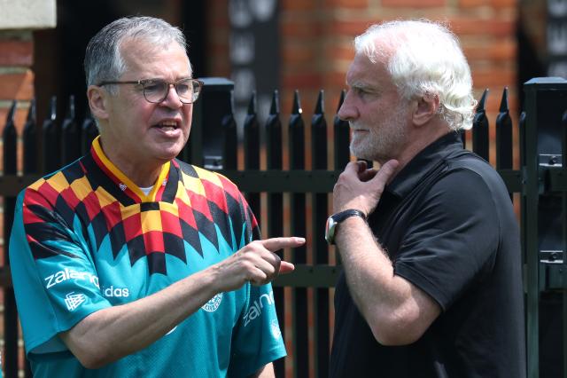 Andreas Rettig speaking to Rudi Völler.